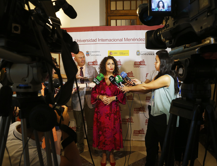 SANTANDER. 01/06/2019.- 01/07/2019.- La ministra de Hacienda, María Jesús Montero realiza unas declaraciones a los medios  a su llegada al Palacio de La Magdalena para intervenir en el curso: 